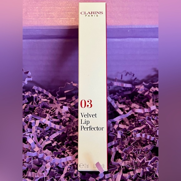 Clarins Paris Velvet Lip Perfector in 03 Velvet Red - Picture 6 of 14